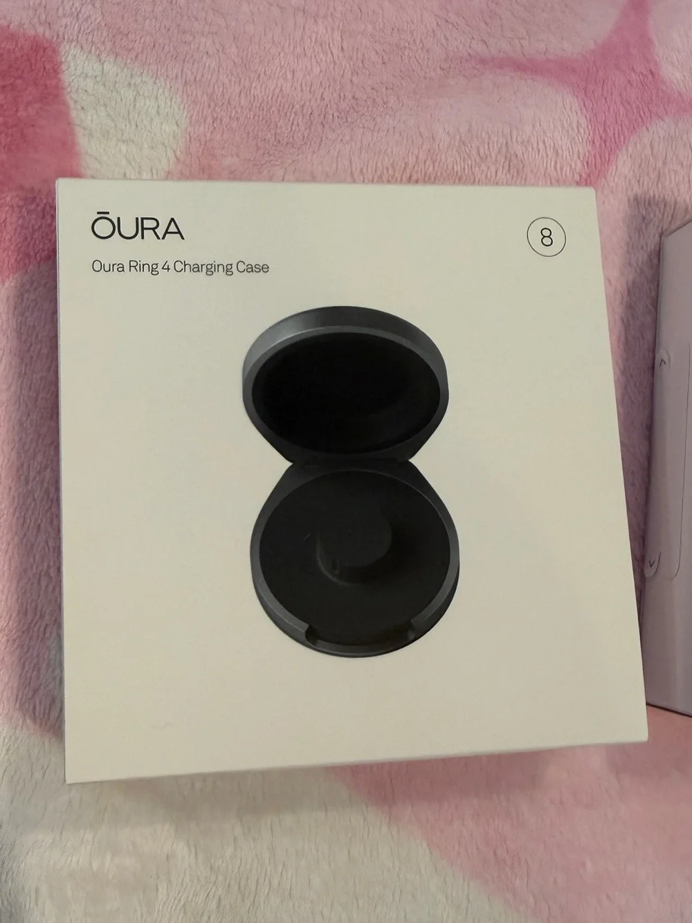 NIB Oura Ring 4  (Gold Finish) Smart Ring size 8 and Travel Charger